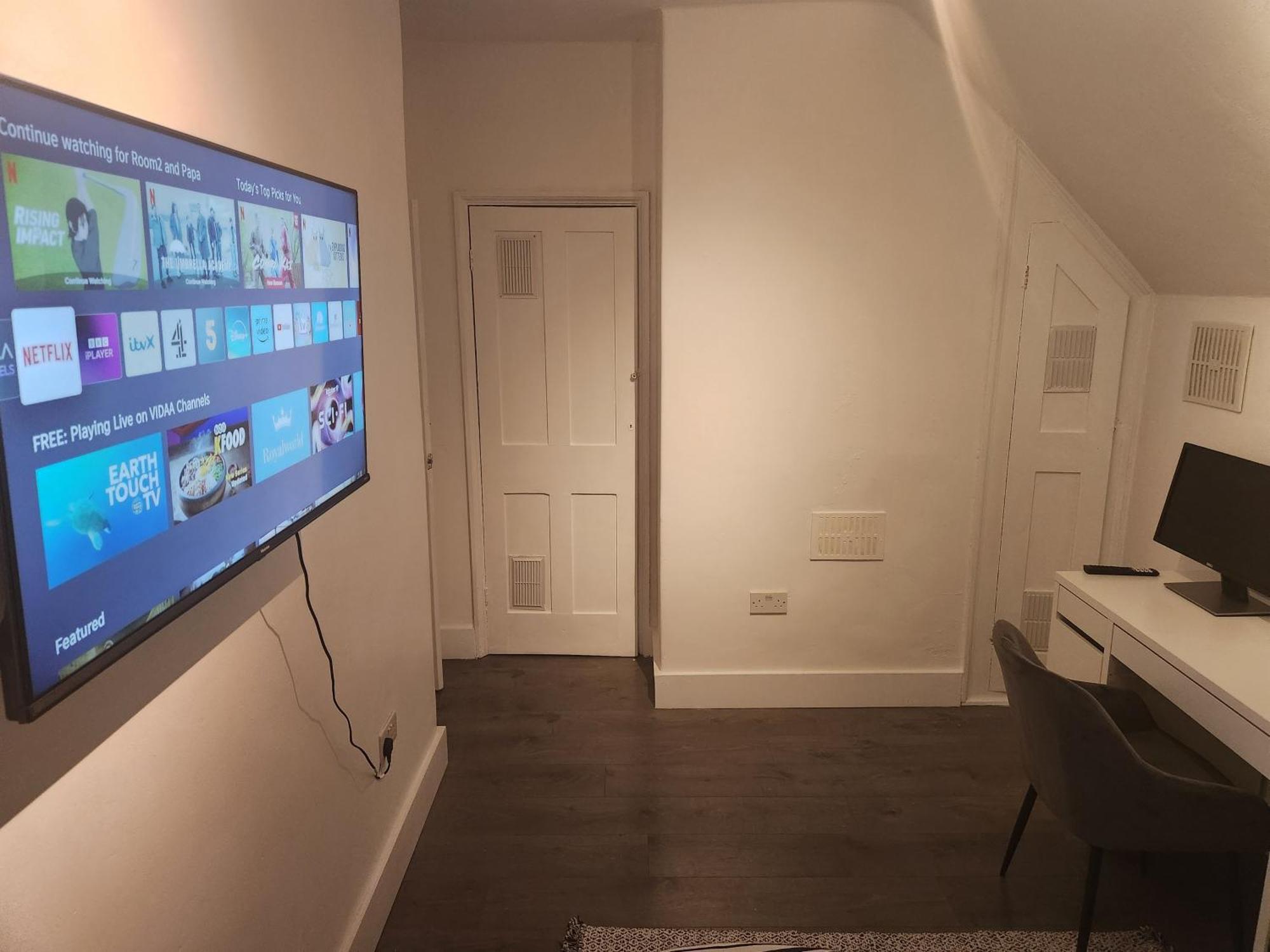 ロンドンFlat With Work Station, Monitor, Smart Tv & Netflixアパートメント エクステリア 写真