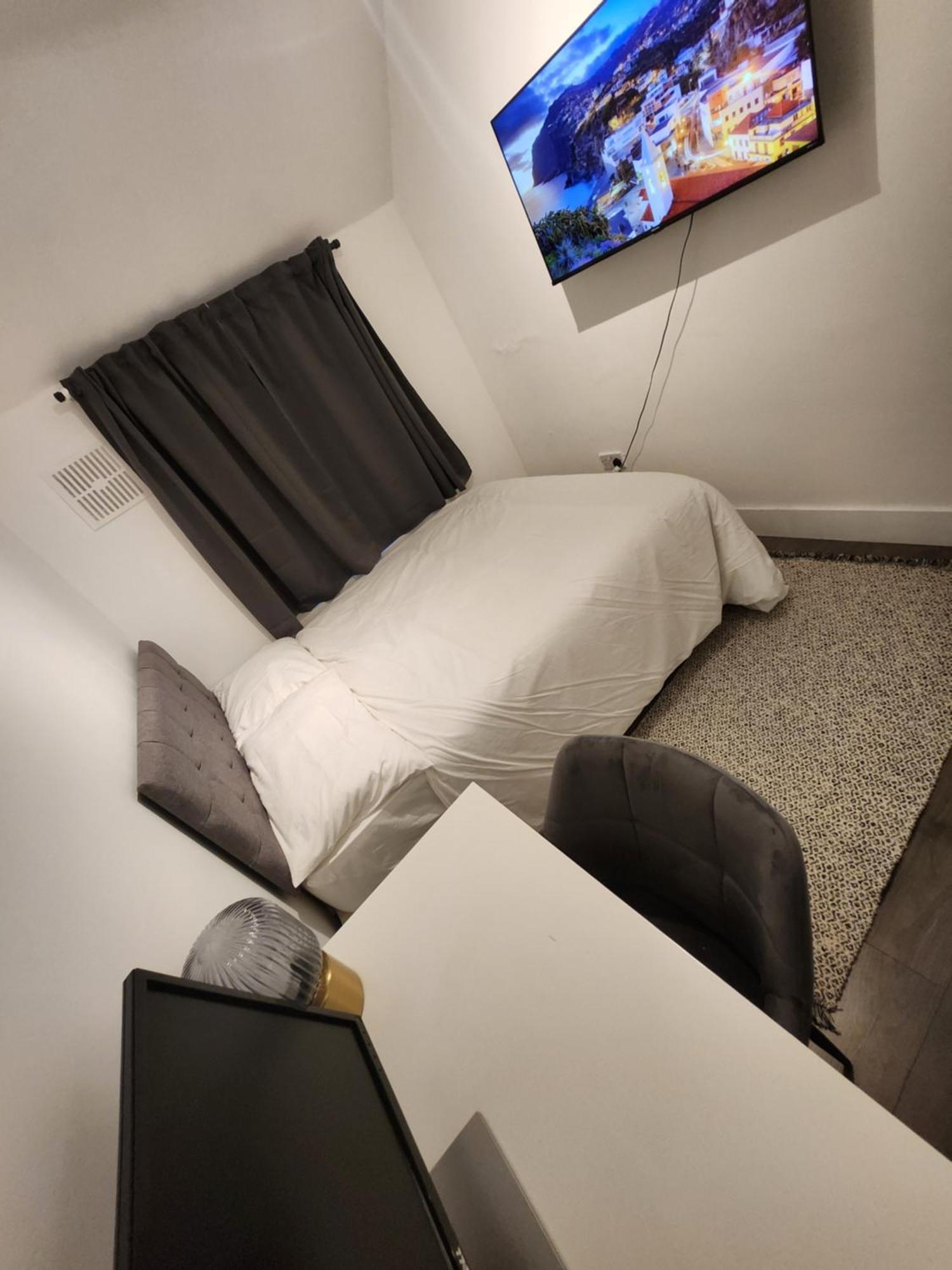 ロンドンFlat With Work Station, Monitor, Smart Tv & Netflixアパートメント エクステリア 写真